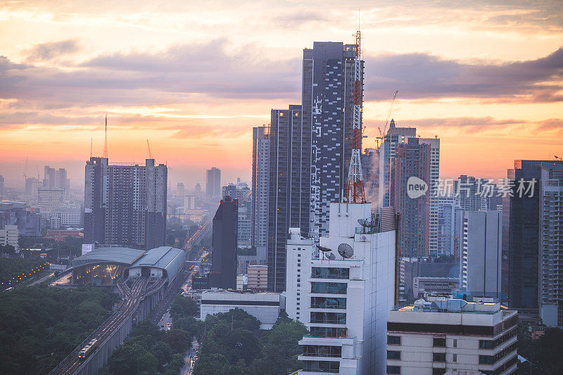 全景城市景观商业区(makkasan,baiyok, Ratchaprarop, patunam曼谷，泰国)鸟瞰高层建筑在黄昏